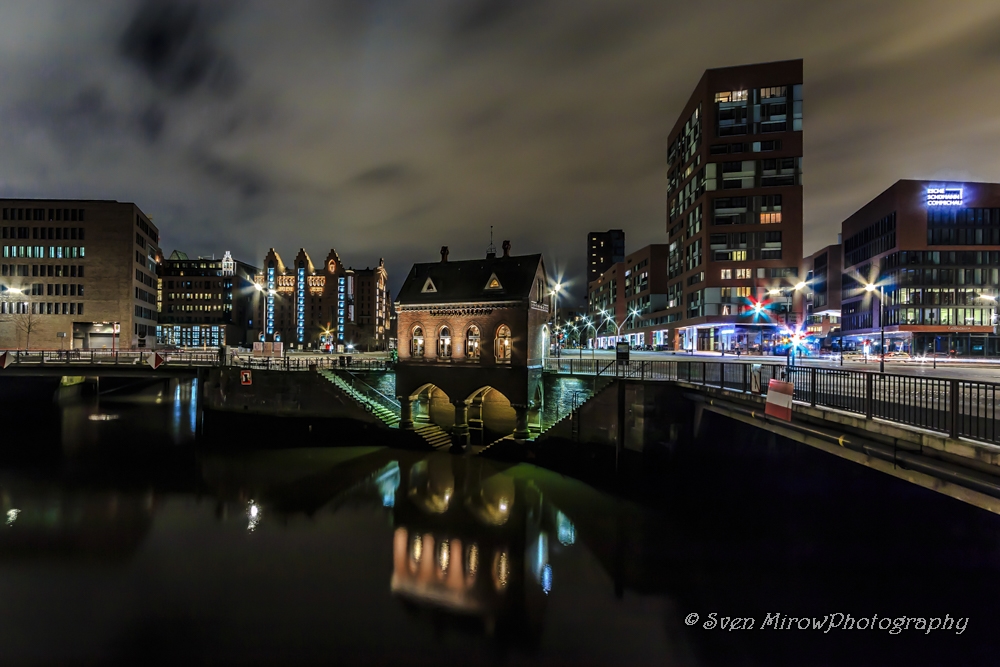 Hamburger Speicherstadt mit Fleetschlösschen bei Nacht