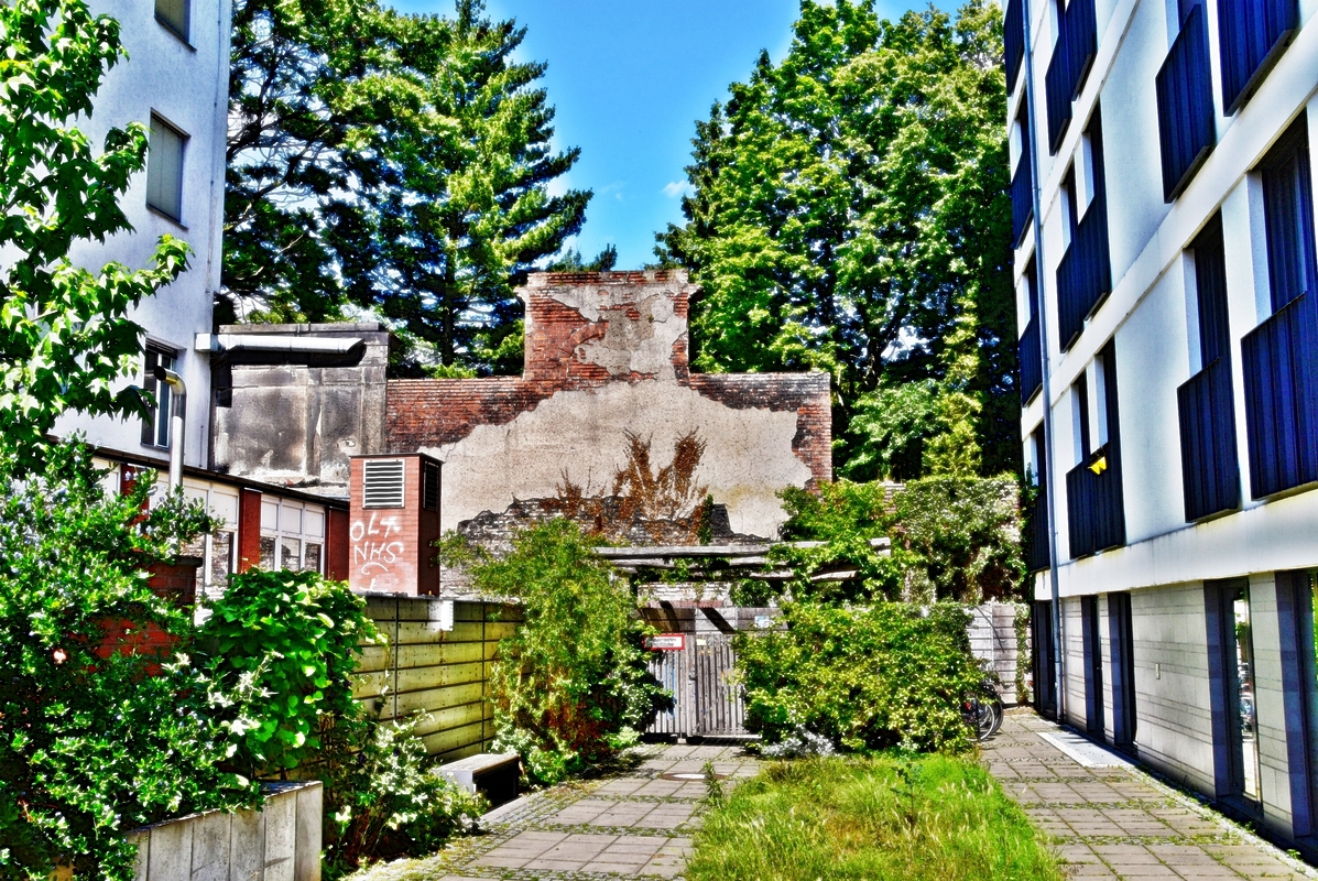 Friedhofsmauer vom Sankt Petri Friedhof in Berlin