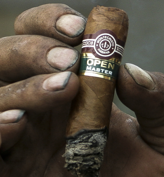 Zigarre in richtiger Hand