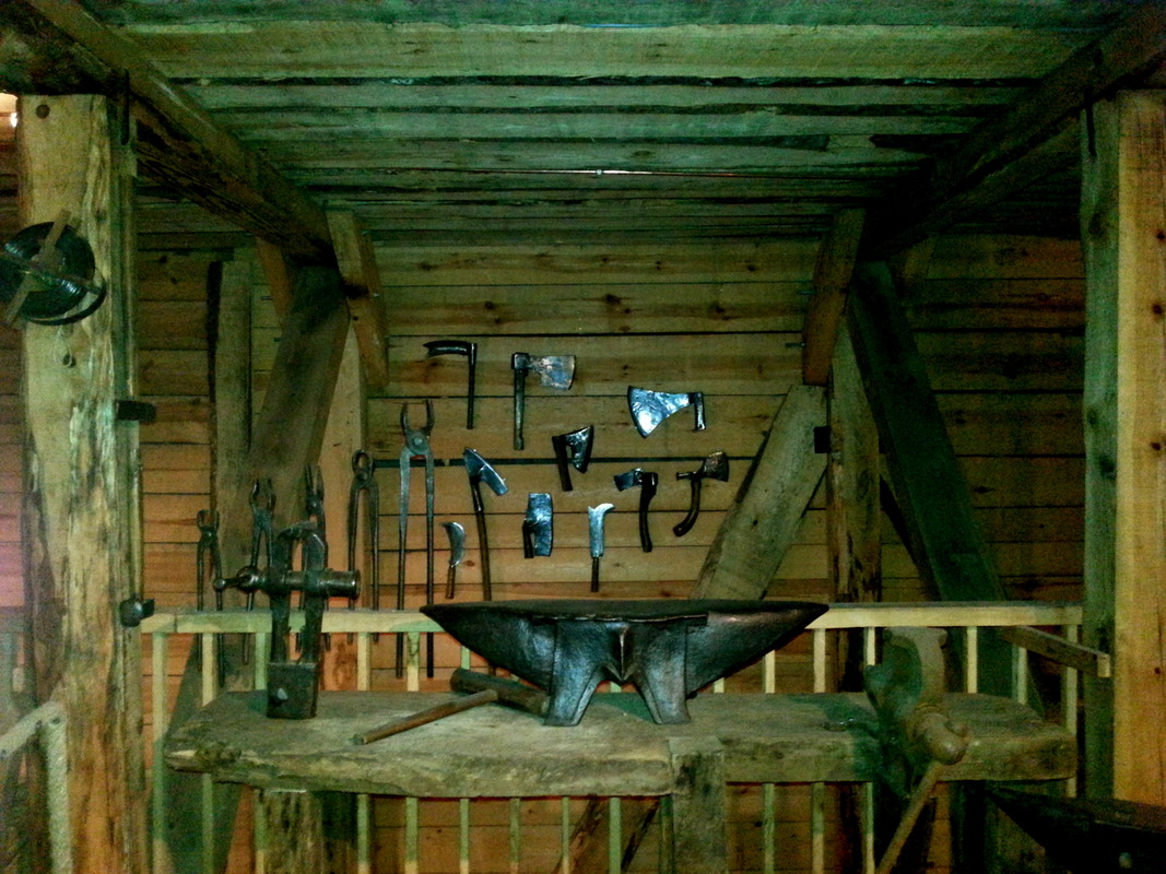 ein Amboss mit dem Initial M in einer sehr alten Werkstatt