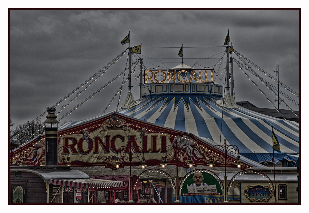 Der Zirkus ist in der Stadt