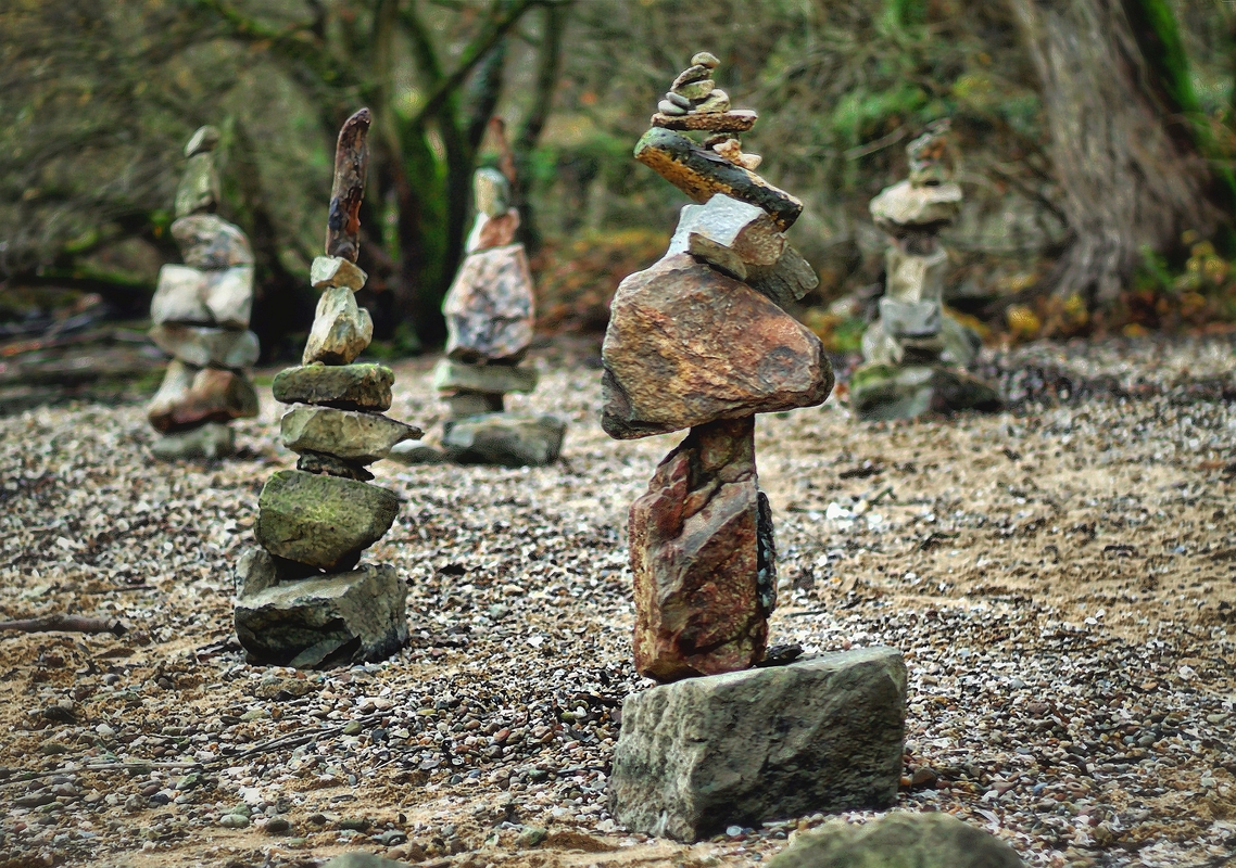 Steinskulpturen am Rheinufer bei Walluf
