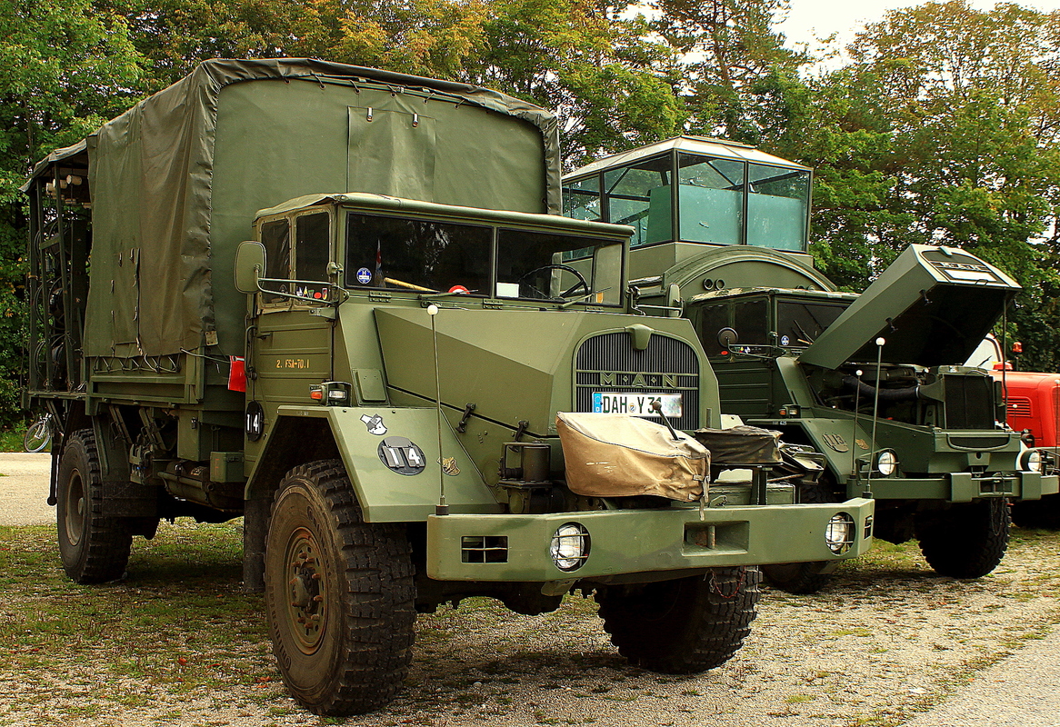BRK-Treffen in Karlsfeld mit alten Fahrzeugen