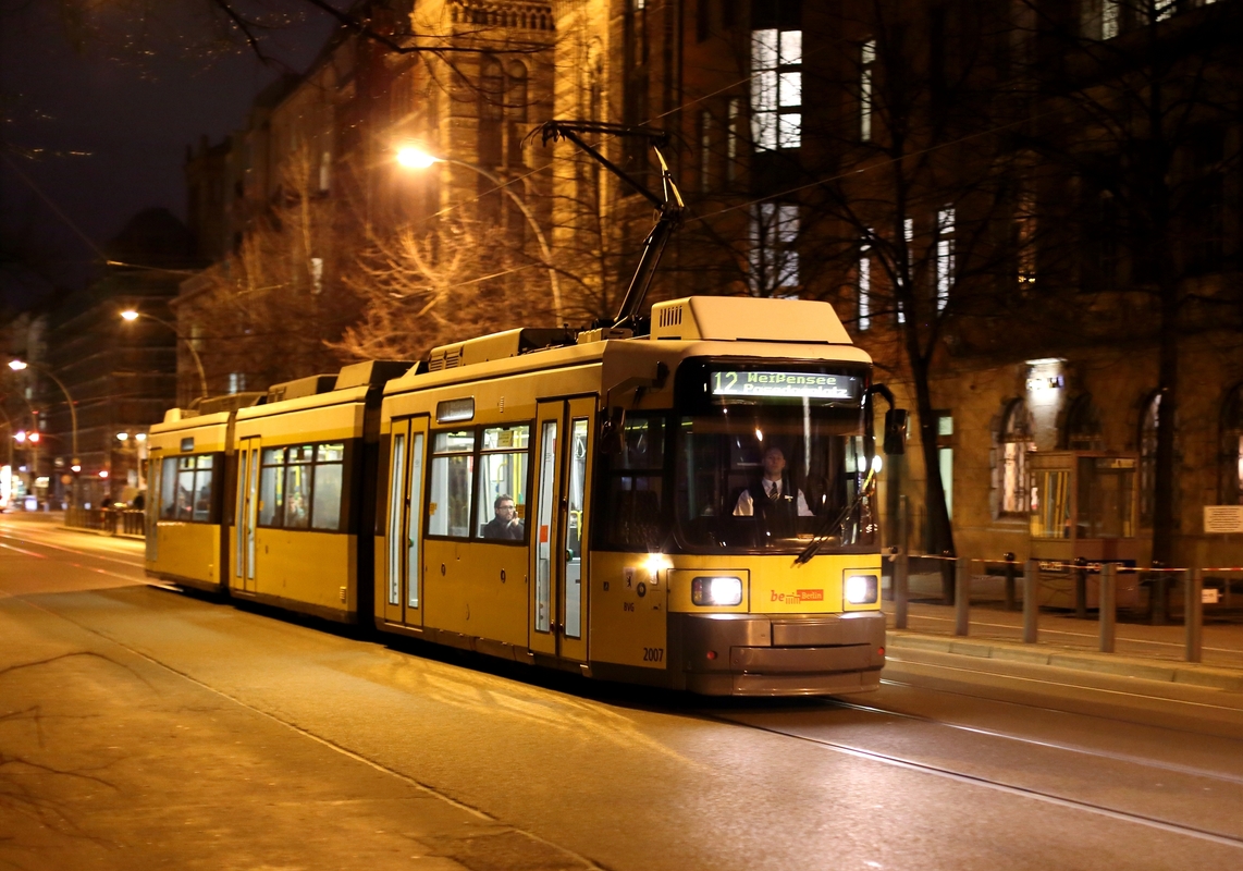 Berliner Tram nähe Hackescher Markt