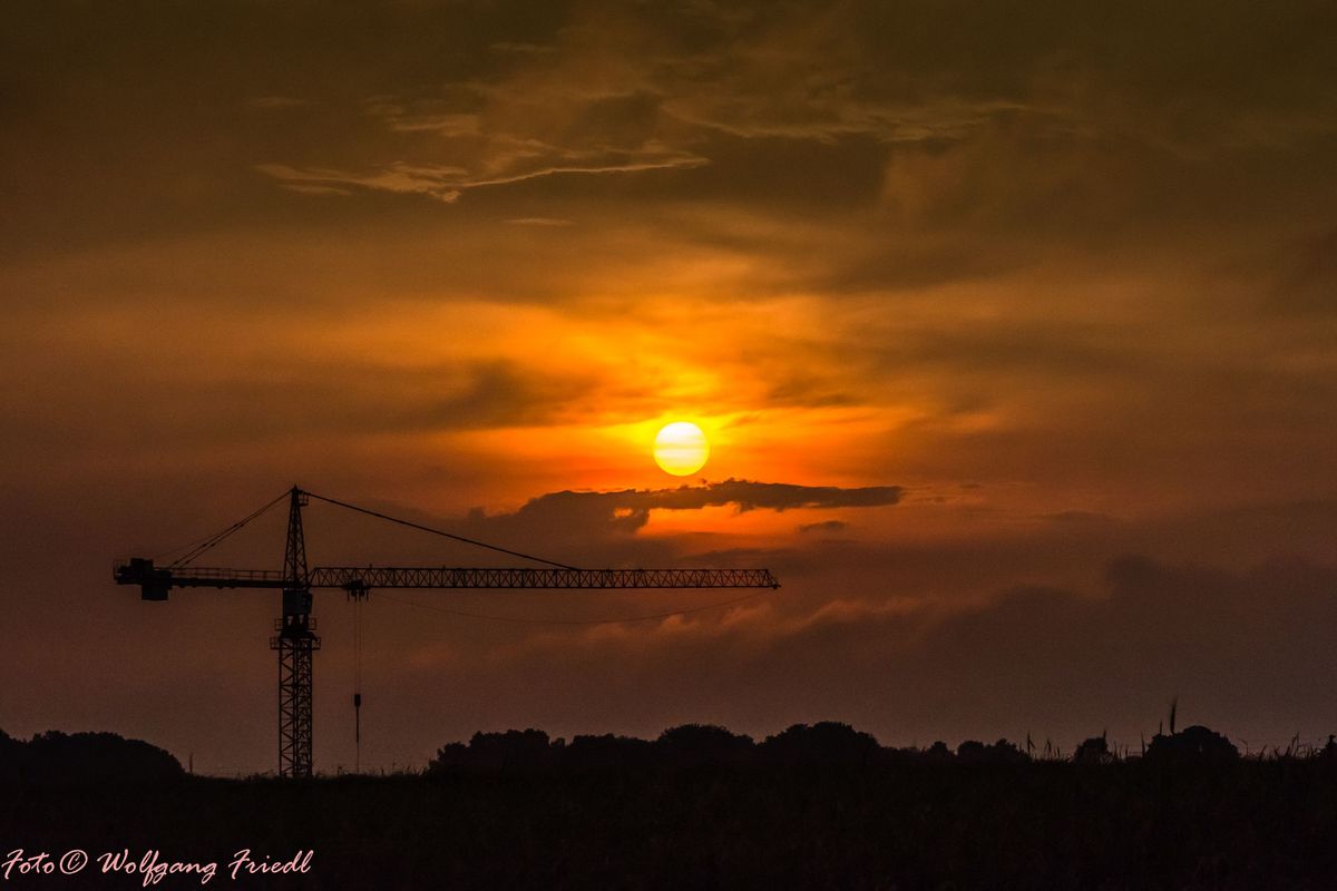 Sonnenaufgang über Autobahnbaustelle