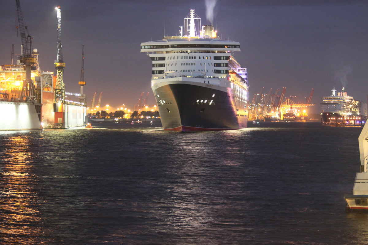Queen Mary 2 & Queen Elizabeth in Hamburg 2012