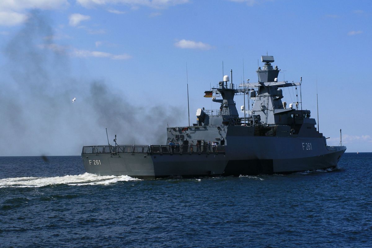 Deutsches Kriegsschiff als Umweltverschmutzer.