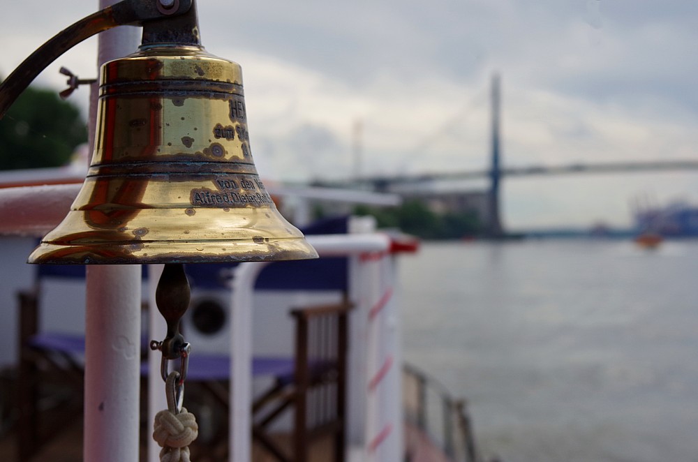 Schiffsglocke und Köhlbrandbrücke