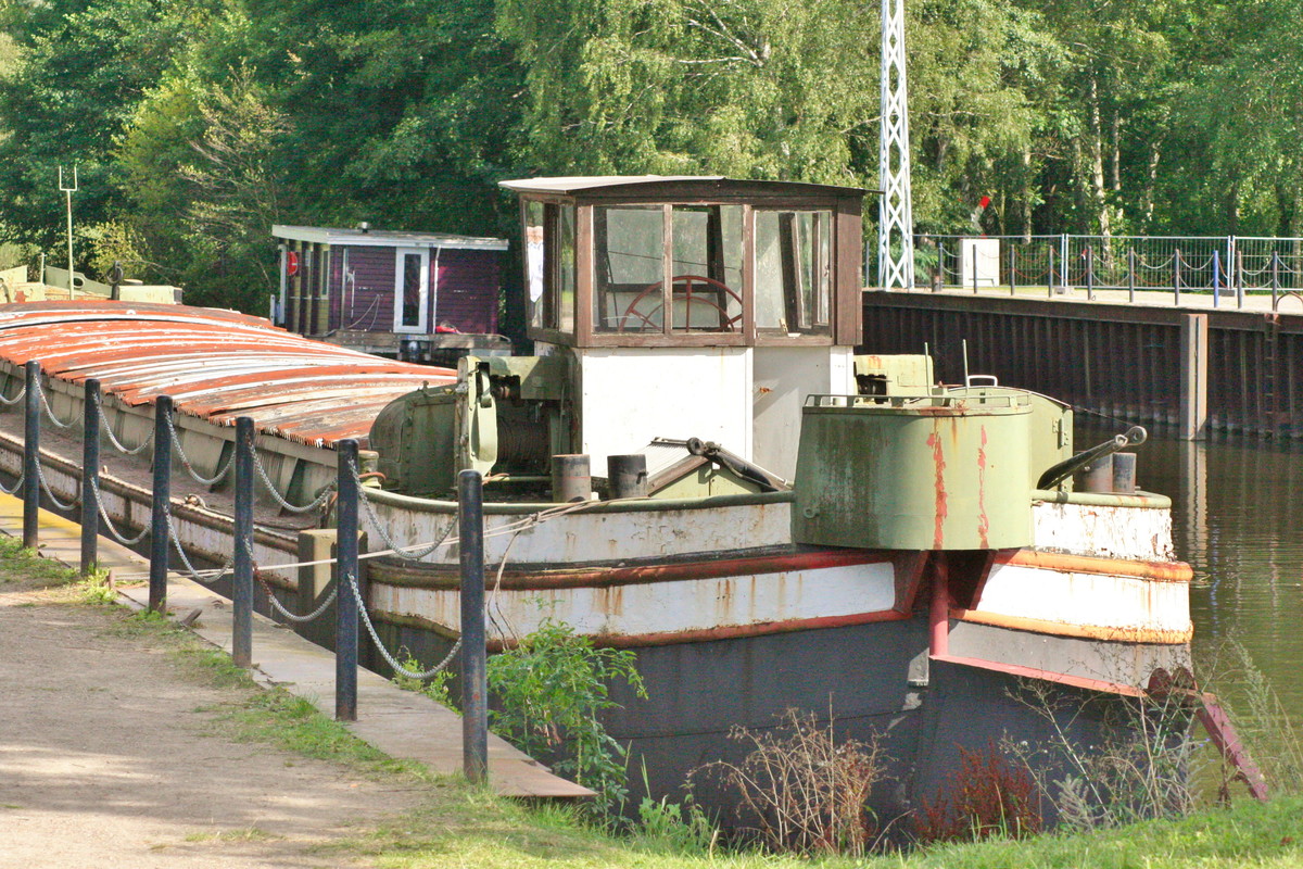 alter Schleppkahn