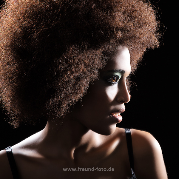 Afroamerikanisches Model zeigt Profil