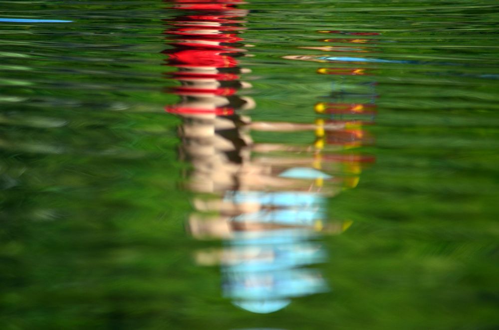 im Wasser spielen