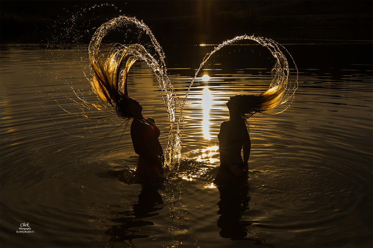 synchrone Wasserspiele im Sonnenuntergang