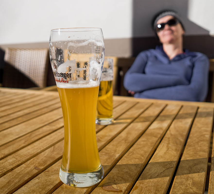 Ein Bierchen in der Sonne genießen