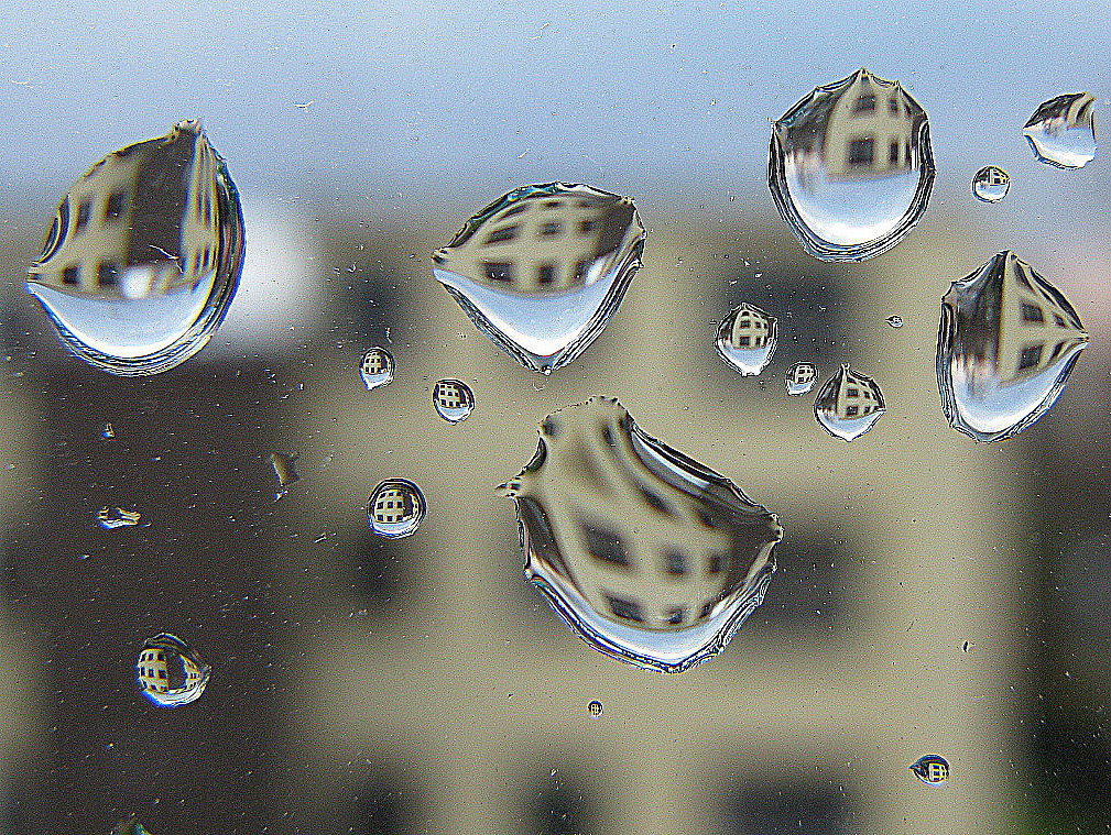 Regentropfen, die an mein Fenster klopfen ....... 