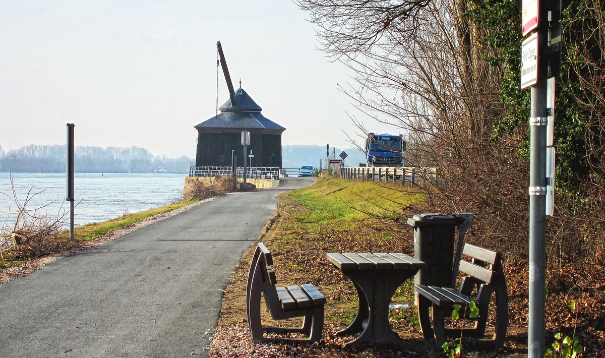 Historischer Weinverladekran am Rhein bei Oestrich