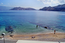 Badestrand in Baska auf der Insel Krk in Kroatien