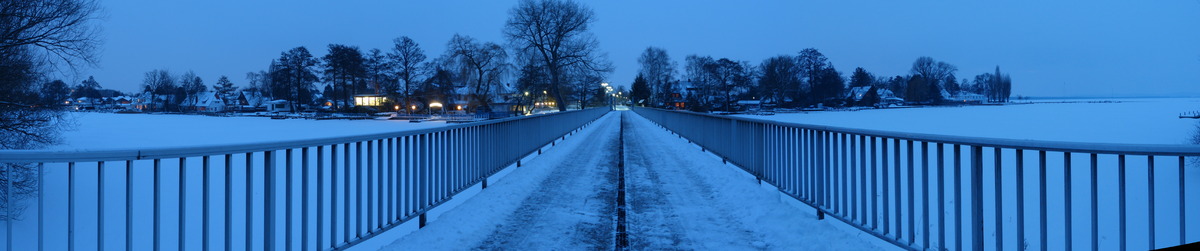 Die Brücke zur Badeinsel im Winter