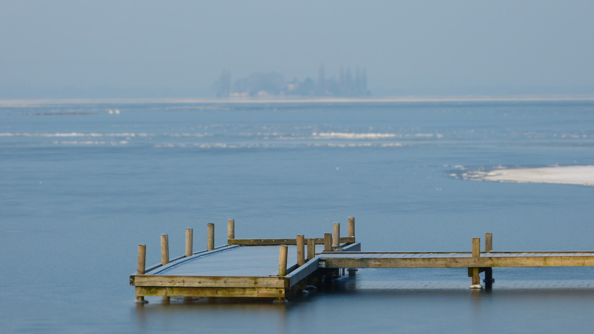Der Steg von der Badeinsel