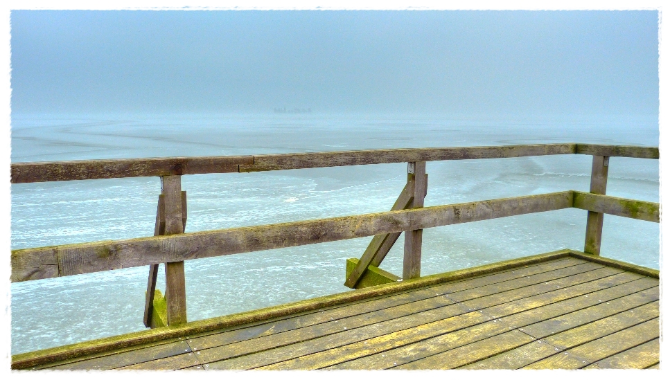 Blick über das Eis zur Insel Wilhelmstein