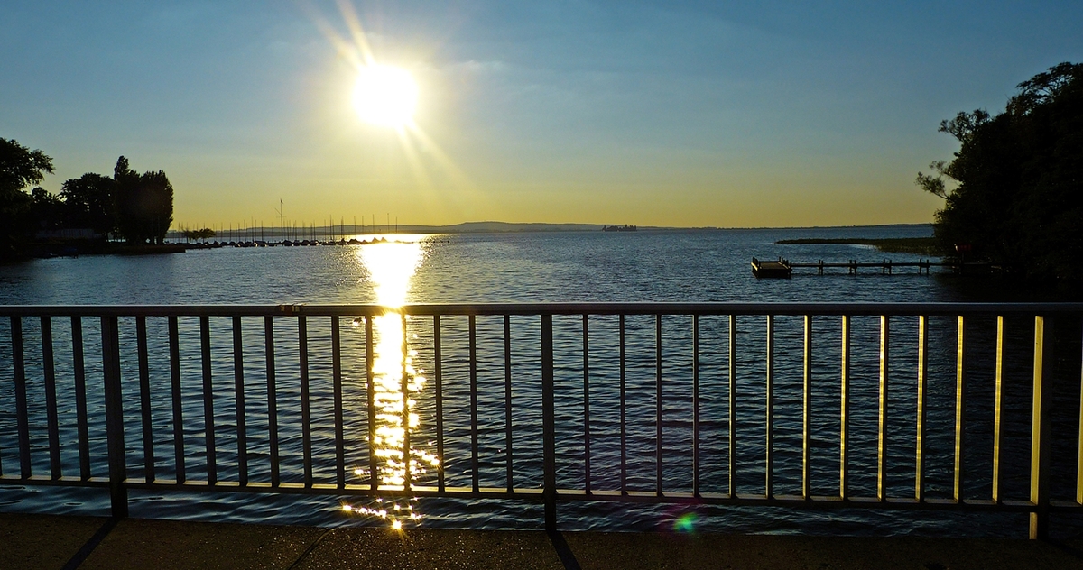 Blick von der Brücke zur Badeinsel