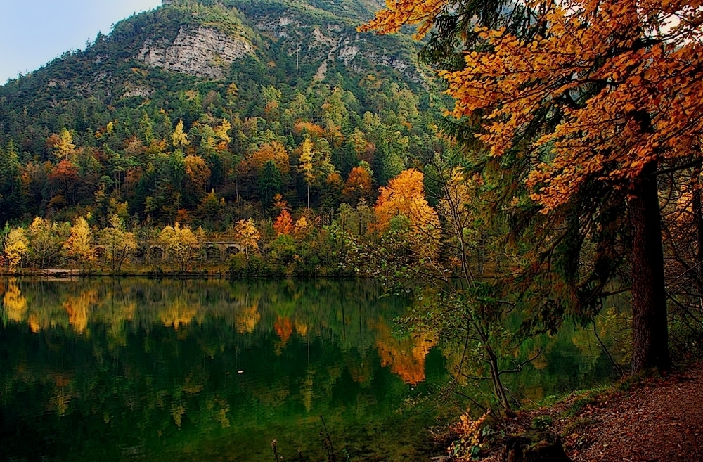 Der Thumsee in seinen Herbstfarben