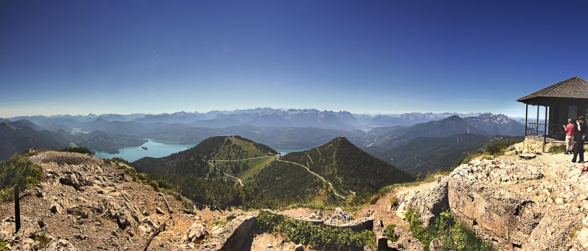 Blick vom Jochberg auf den Walchensee mit Alpen