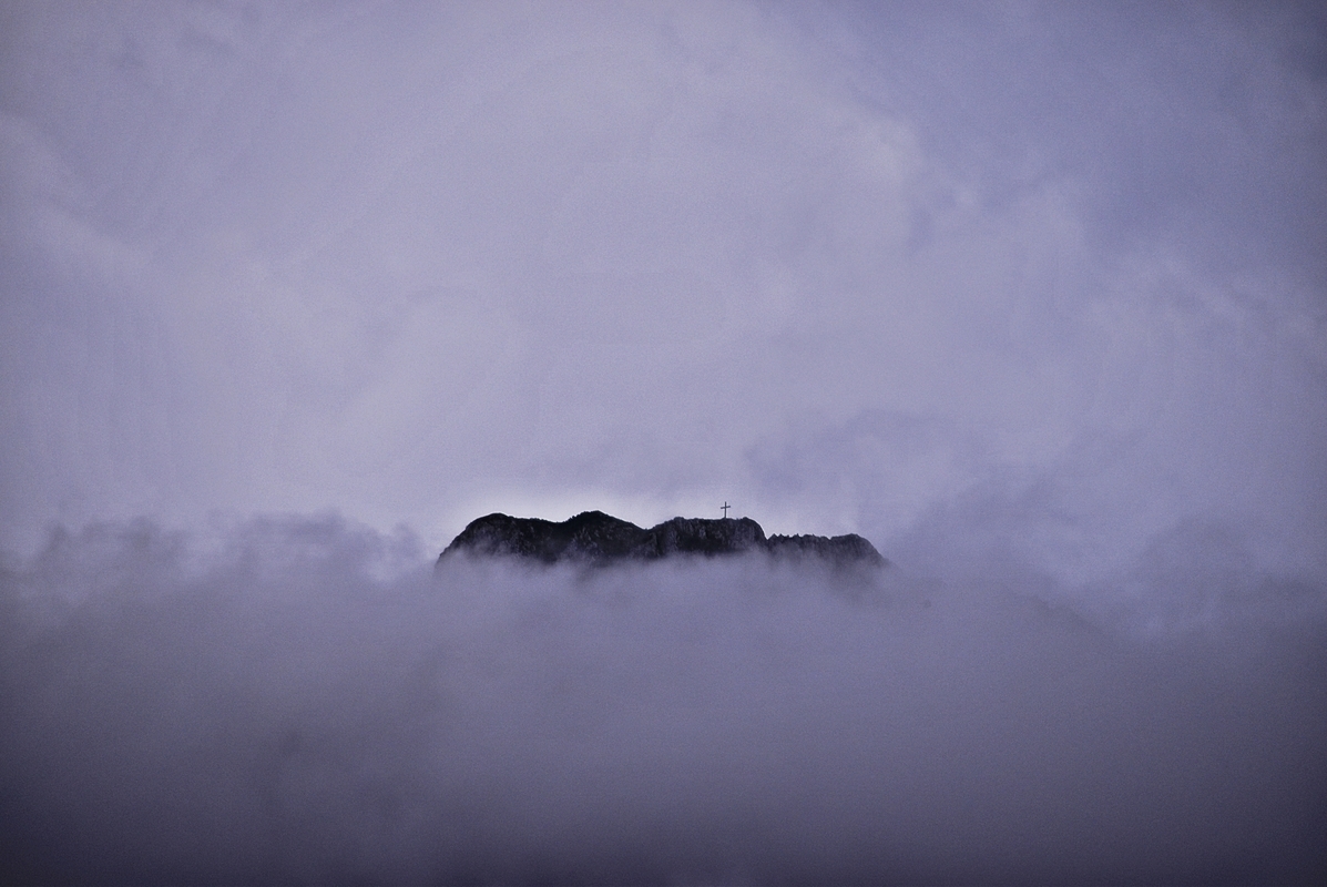 Das Gipfelkreuz in Wolken einghüllt