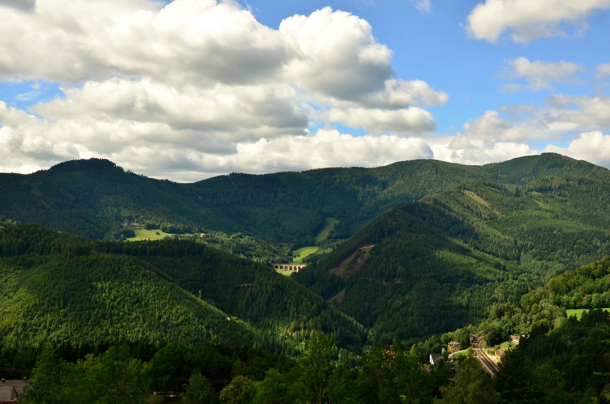 Landschaft am Semmering mit Semmeringbahn